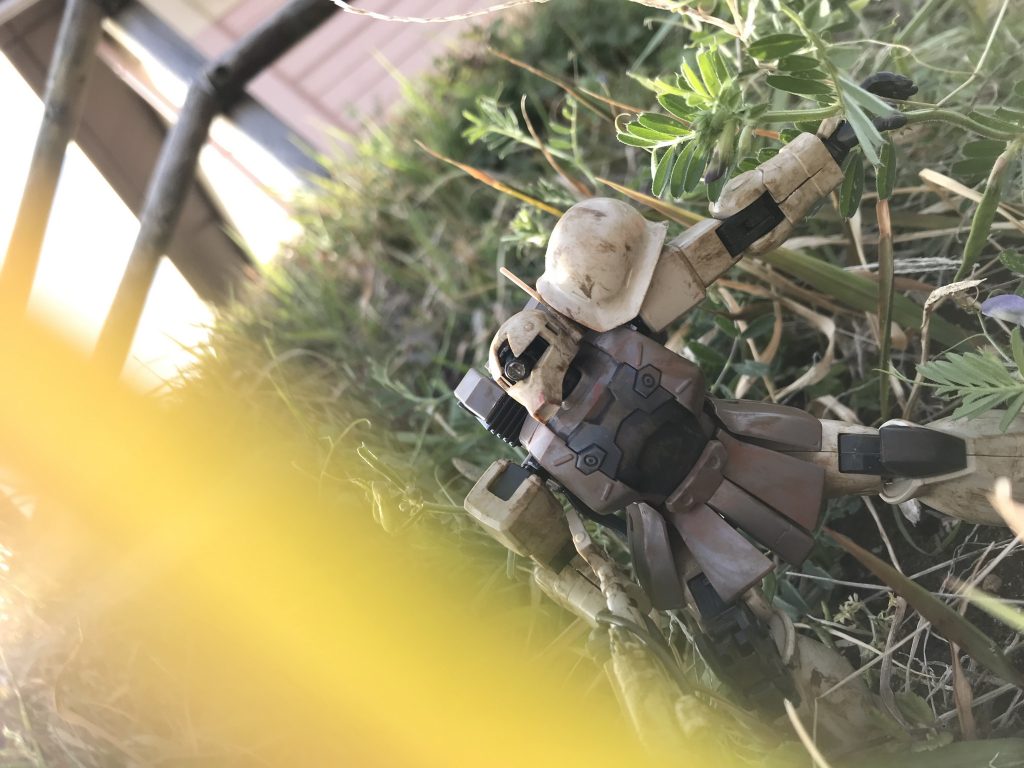 草原をかき分けて進むザクI