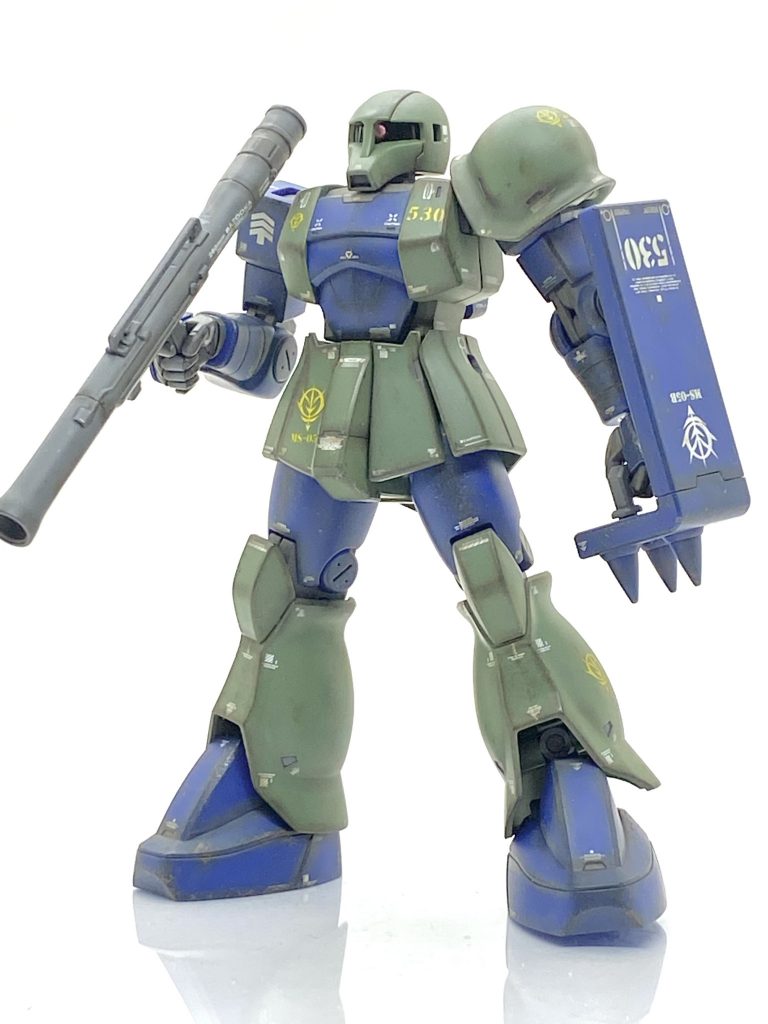 105ミリマシンガンは特に塗分ける事もなくベタ塗りですが造詣がカッコ良く汚しを入れたおかげで重厚感も出ました。マシンガンのスコープとモノアイは定番のクリアー化で裏にラビーを貼っています。