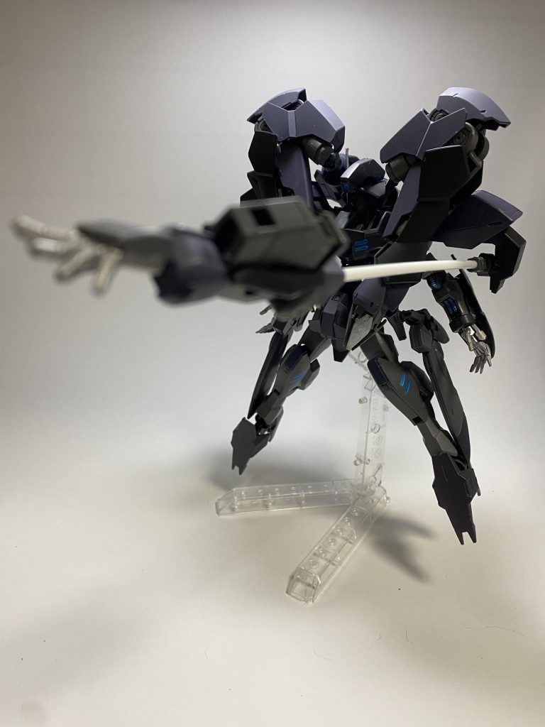 ちなみにサブアームには試験段階である特殊繊維が用いられた射出機構を備えており、変則的な戦闘も可能である。