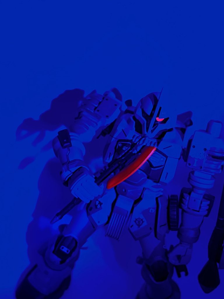 モノアイと。武器は蛍光塗料でぬり。光るようにしました！