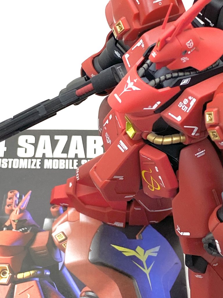 最後は説明書と。HGUCの逆襲のシャアシリーズはどれもこれも出来が良い事は知っていましたがサザビーもほぼ合わせ目が無い上に初期MGから見直された重MSらしいプロポーション、塗り分けもほぼ無いパーツ分けと完璧に近い仕様でRGを作る前にHGでお腹一杯になってしまいました(笑)。小顔、怒り肩、だんだん広がる様になる足の作りとロボットがカッコ良く見える要素が満たされており、バンダイが力を入れて設計したのがわかります。タイミングよくRG用のデカールが出てくれたおかげで多少は位置を変えているのですがそのまま貼るだけでかなりver.ka(RGサザビー用のデカールはデザインはかなりver.kaのに似ていると思います)風になり、見入ってしまう程です。兄弟機であるナイチンゲールやデザインの似てますシナンジュと一緒に並べたくなるのですが・・・その前にやはりヤクトドーガやギラドーガが欲しくなるので早めに作りたいです。ご覧して頂きありがとうございました。