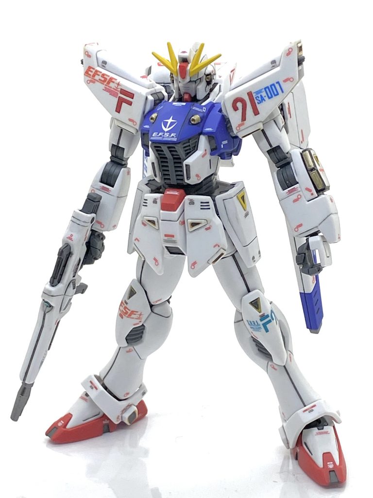 HGUCのガンダムF91を成型色仕上げ+αで作ってみました。小型モビルスーツの上にNO.167でしたから色分けやスタイルも良く、部分塗装ならそんなに時間も掛からず完成すると思ってましたが・・・並みのHGUC以上の完成に時間が掛かりました。白や赤色、関節のグレーは成型色でなるべく細かい部分は塗り分けています。