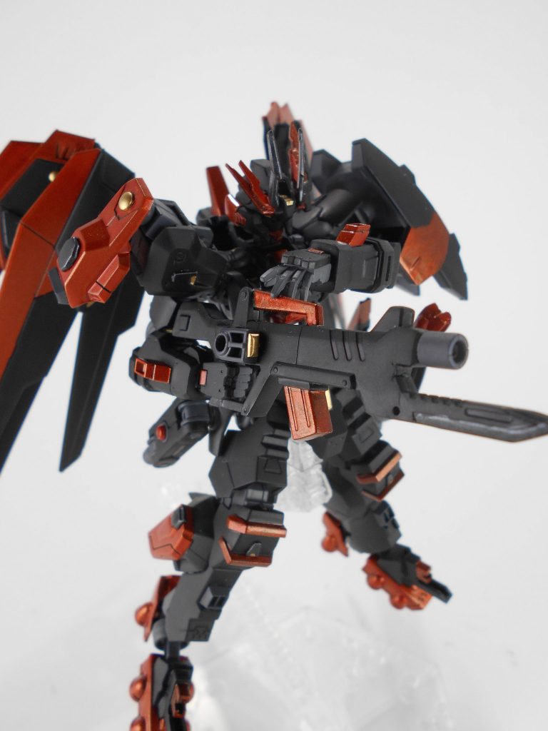 ビームマシンガン改、「ジーナ」。アスタロトのサブマシンガンをビームマシンガンに変更し収束も可能でビームライフルとしても使用可能、銃口下部にナイフを二本追加しました。「ジーナ」はドイツ語で「幻覚」のアナグラムです。