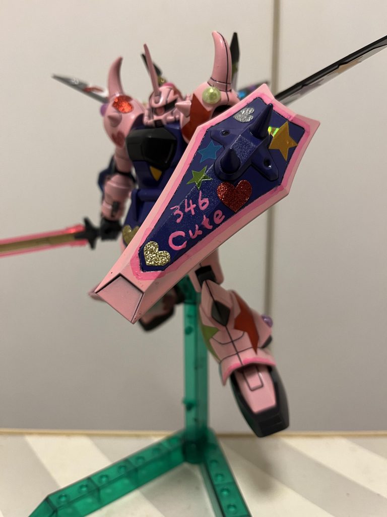 どうでもいいですが。この機体はシンデレラガールズのキュートアイドルがGBN内でライブをする時の舞台装置に使われるという設定なので、手書きで『346』『Cute』のマーキングを入れました。シールドの方は大失敗しました。あーあ。どうでもいいですが。大事なことなので二回(ry