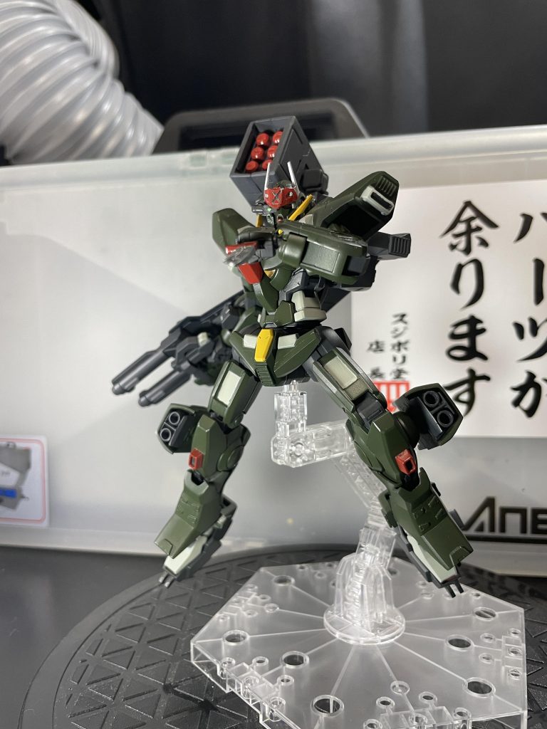 配色を決めるにあたって、SD、リアルガンダムクロスなど様々なコマンドガンダムを参考にしました