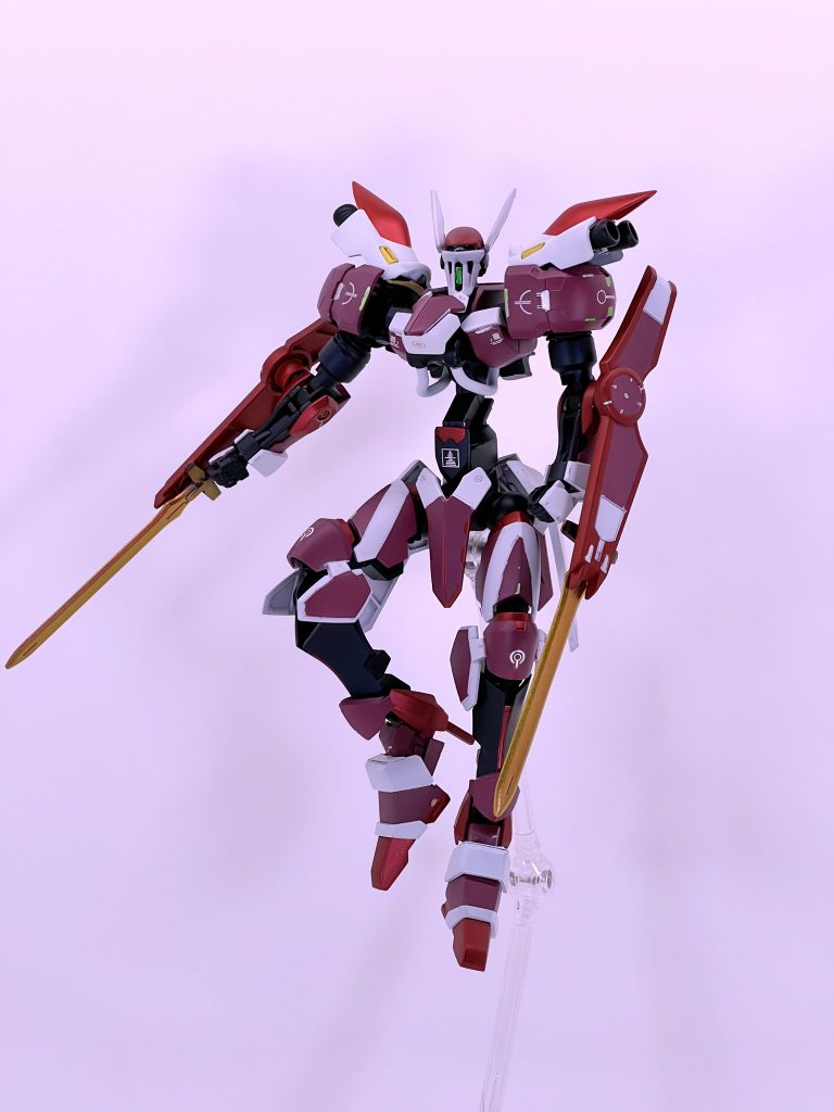 全体的に縦のラインを伸ばしつつ、肩部にスラスターを増設することで逆三角形のシルエットを意識してみました