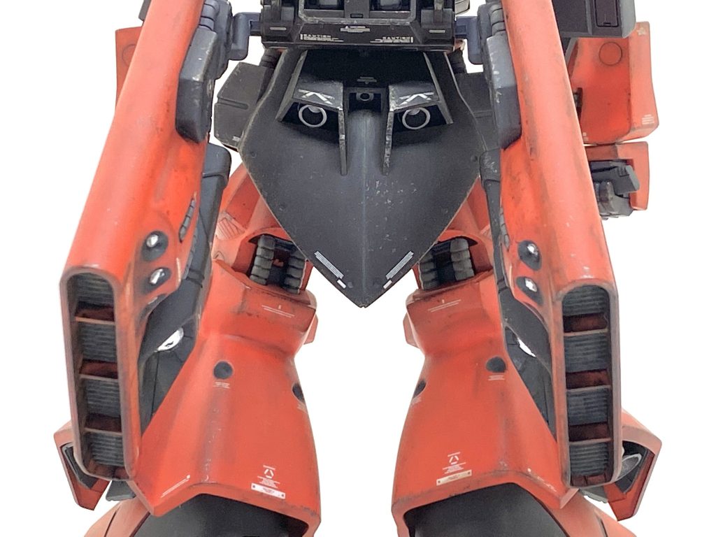 アーティストマーカー ラウンドシルバーはメッキ感が素晴らしく、しかもエナメルシンナーで修正が簡単に出来ますから、ガイアカラーのスカーレット、神ヤスと並んで今回の制作のMVPです。