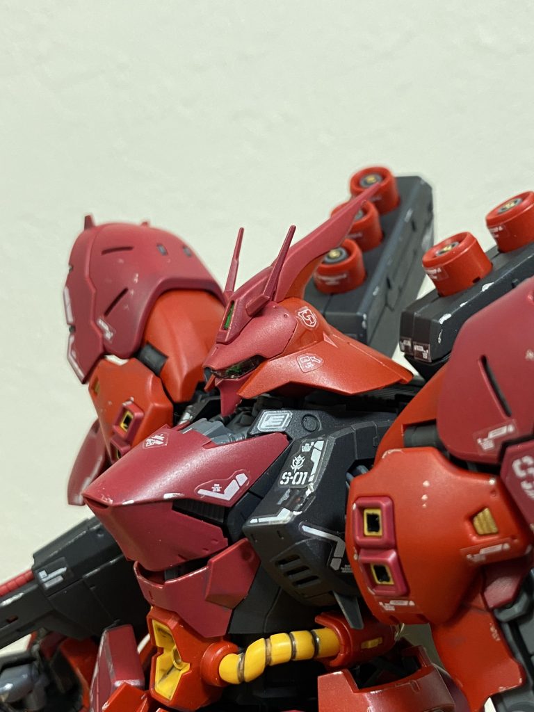 2色の赤の組み合わせで、立体感を演出したつもりです。あとはファンネルなども細かく塗装してみました。モノアイのグリーンは、発色が良くなるようにラピーテープで裏打ちしました。