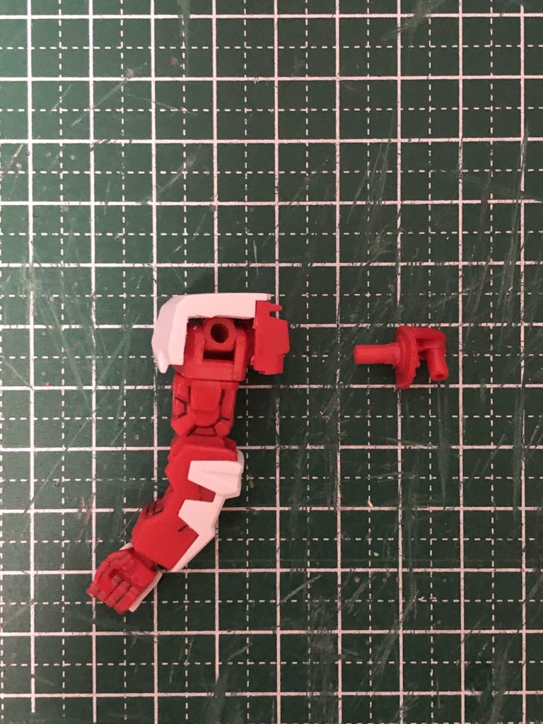 肩と胴体の接続部をくり抜いて、なるべくイカリ肩に。EGストライクと並べた写真を見ると分かるのですが、旧HGアストレイは、肩と胴体が離れ過ぎており、マッシブ過ぎる印象があります。その解消のための改造です。