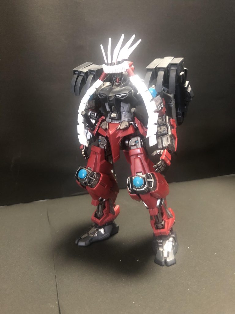 ウイング外したノーマル状態です。フレームは黒サフ吹いてからガンダムマーカーメッキシルバーでざっくり塗っています。