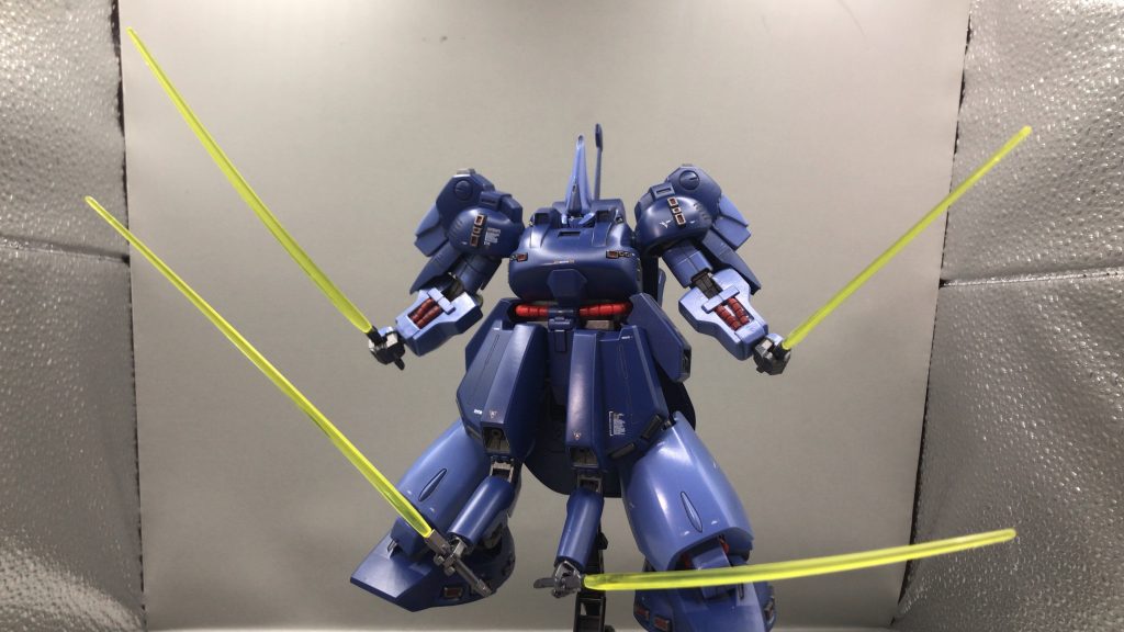 ポージング2可動範囲は狭いですが隠し腕のギミックは面白いです。