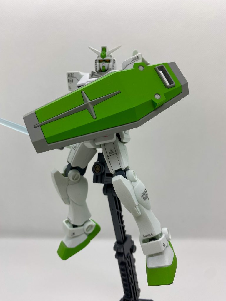 配色は気に入ってます。缶スプレーで塗装しました。ライトグリーンとベースホワイトとロイヤルライトグレイです。写真だと分かりづらいのですが、白色がパーツごとに少し違う色になってしまいました。理由は分からない……。スジ彫りは太ももと肩とやりやすそうな平らな場所でやったのですが、それでも深さが均一でなかったりはみ出たりまだまだ練習が必要のようです。