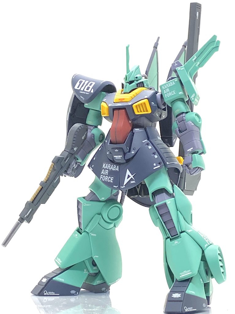 RE/100のマーキングシールはかなりデザインの良いのが入っていまして淵をなるべく切って貼り付けましたが・・・写真ですと結構目立ってしまいます。ただ遠目で見ますと殆ど目立ちません。足がヒール上にも拘らず接地面も良く、ポージングは決まると思います。