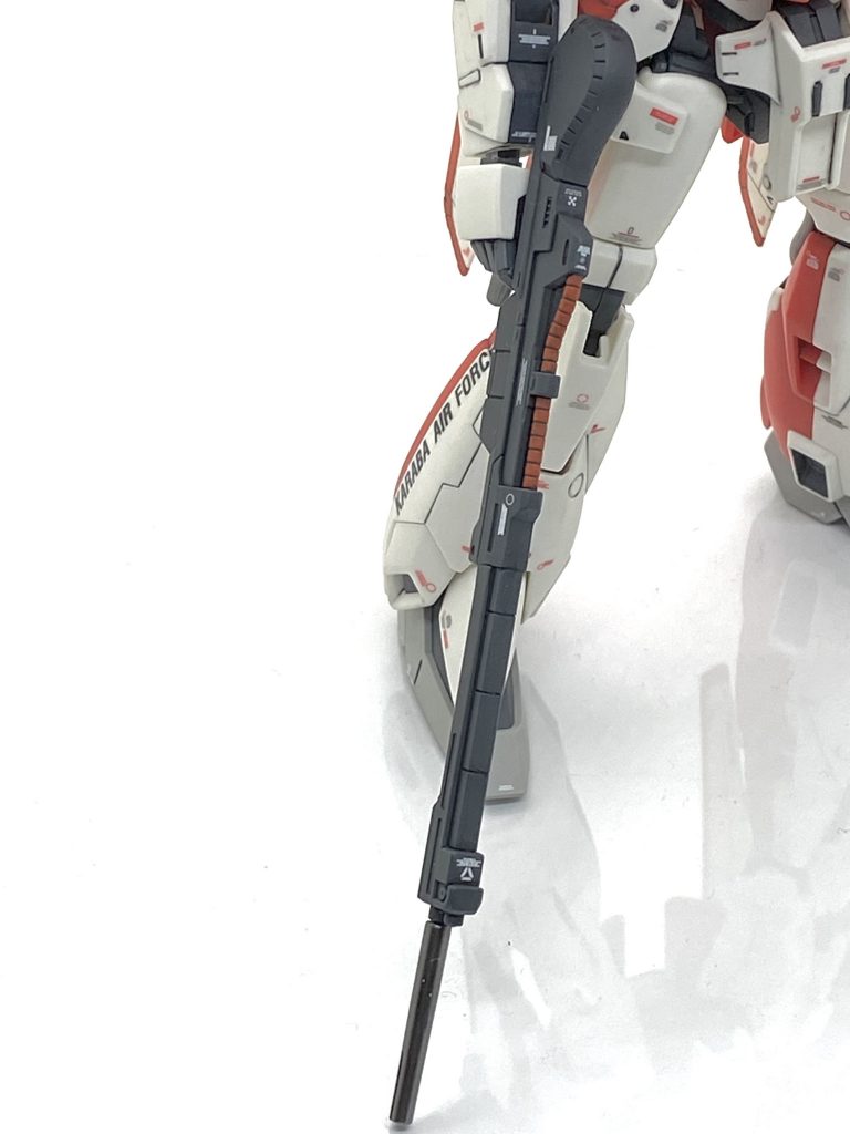 唯一の改造点のビームライフルは前半分はキットのリゼルのですが後ろはMGの設定画に似ています百式のでそれぞれノコで切断し、接続部をピンパイズで穴を開けて、接続に真鍮線を入れて接着しました。設定よりだいぶ長くなってしまいますがMGのビームライフルには似てると思います。