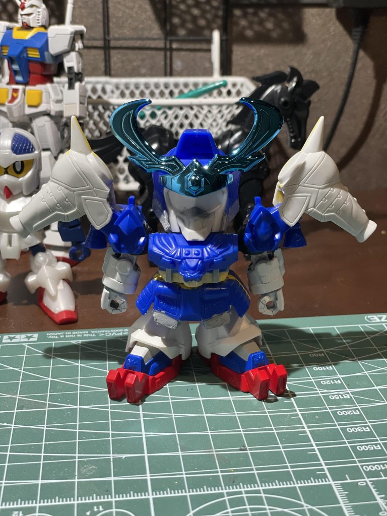 上半身とフロントスカート、兜の両サイドを少しだけ延長しました。あとは元の形で仕上げています。