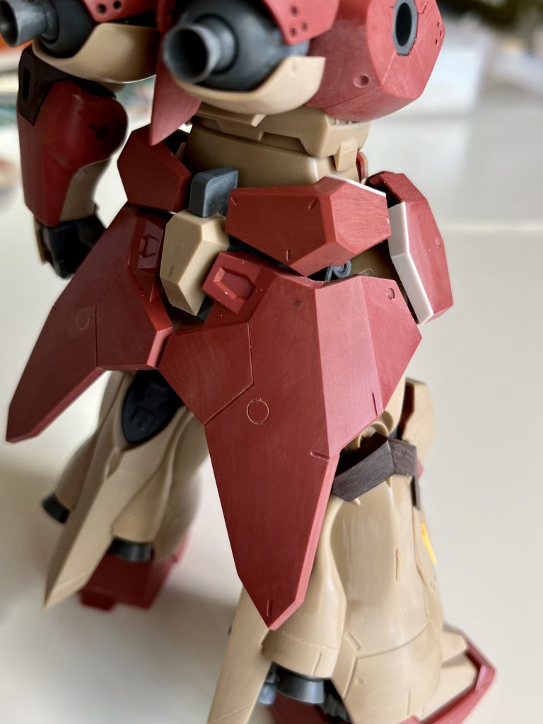 スカート周りがスカスカなんで一部プラ板で塞ぐ。