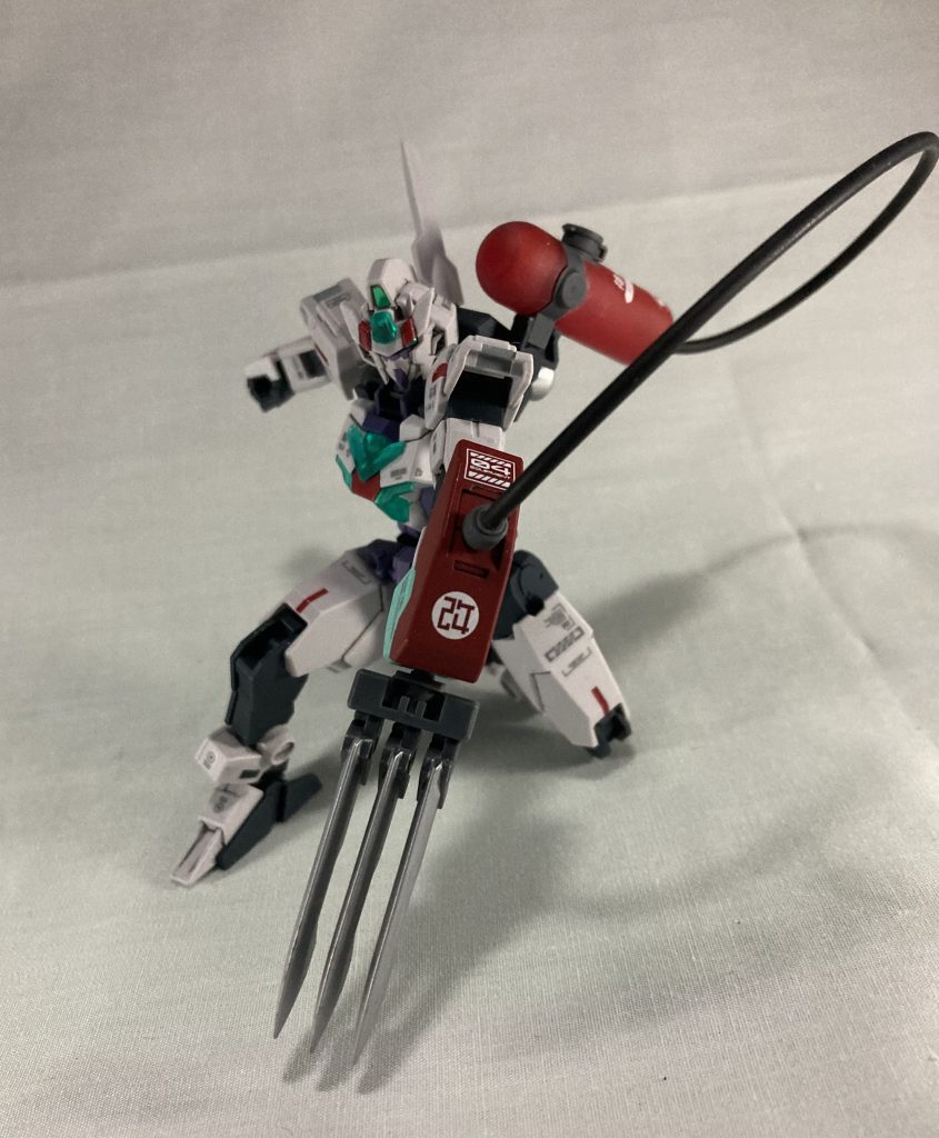 改良型:クロー型武装ver4.0左腕に装着するクロー型装備、頑丈な爪で敵を引き裂き、返す刃で敵を切り裂くことで効率的な攻撃を可能にする開発者は効率性を重視する性格だったため少し味気ない名前となってしまった