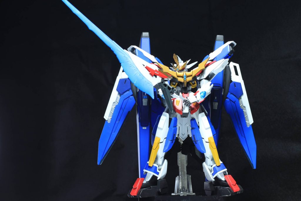 【武装】メイン武装は勇者系ロボットという事で剣と盾。腕の関節を引き出しできるようにしてあるので、両手持ちも問題なくできます。