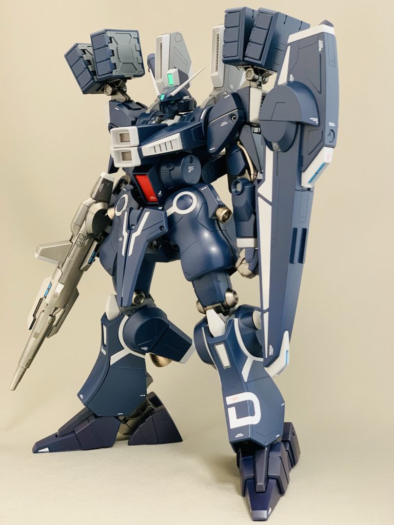 全体的にあっさりした外装だったのでスジ彫り等各所に加えました。