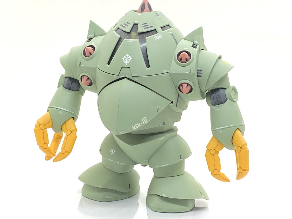 HGUC ゾックを成型色仕上げ+αで作ってみました。ほぼPGな(笑)HGUCのゾックですがプロポーション、ディテール、色分け共に完璧でこれ以上ないカッコいい人気のあるスーパーキットだと思います(人気があるのか2021年12月現在、某通販サイトではMGのジオ並みの値段でした)。ただスーパーキットではありますが・・・意外と合わせ目があり特に肩の部分は挟み込みに挟み込みで処理が大変で難しいと思います。ゾックもカトキハジメ氏のリファインが無く、自分は是非是非見たかったので・・・なら自分で作るしかないので大きい機体特有の長い合わせ目消しを頑張りながら自分が出来る最善のゾックを目指します。