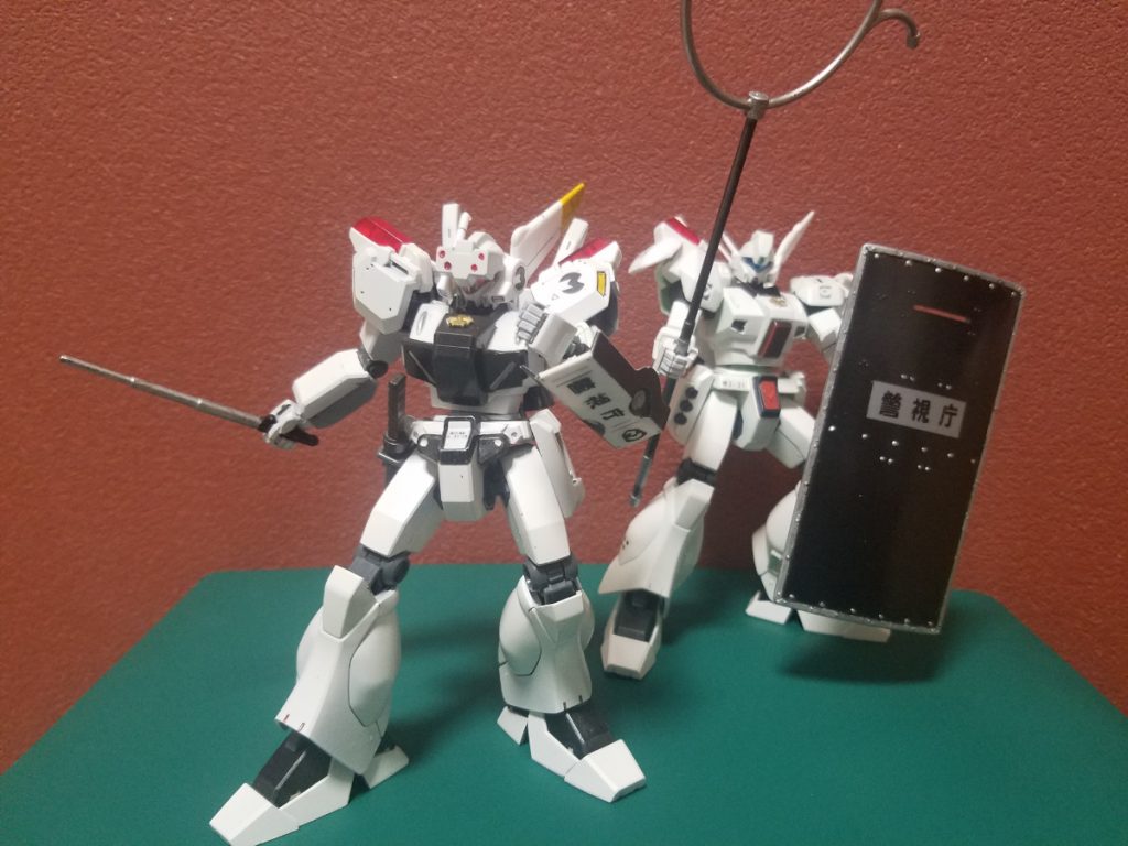 もともと作成していた2機です。後ろが最初に作成した試作機、その後にエコーズ仕様、さらにコンロイ専用機でカスタマイズしています。武器にリボルバーカノン、ナイフ、電磁警棒、警備シールド、サスマタがあります。