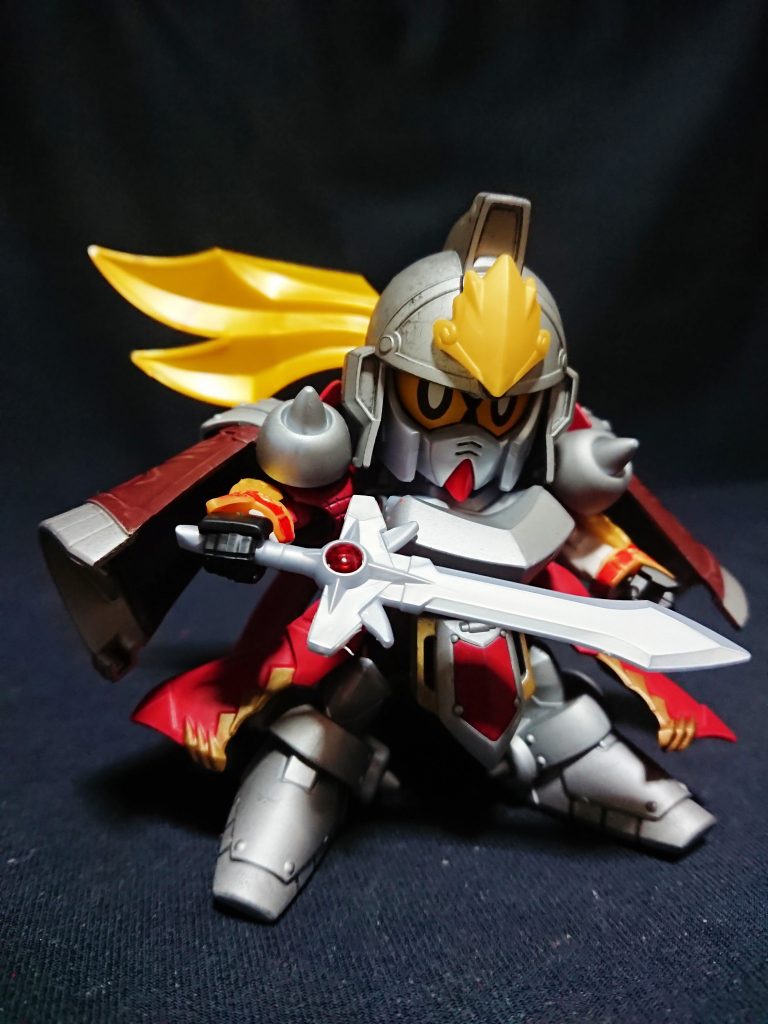 制作当初のスタイルです。まだロマサガンダムを手探りで制作していたのと、パテプラ板未使用のため髪型をデザインするのも素材問題があり、オリジナルで兜を被せていました。体型も他はヒーローズ体型で制作していましたがギュスだけLGBBでした。