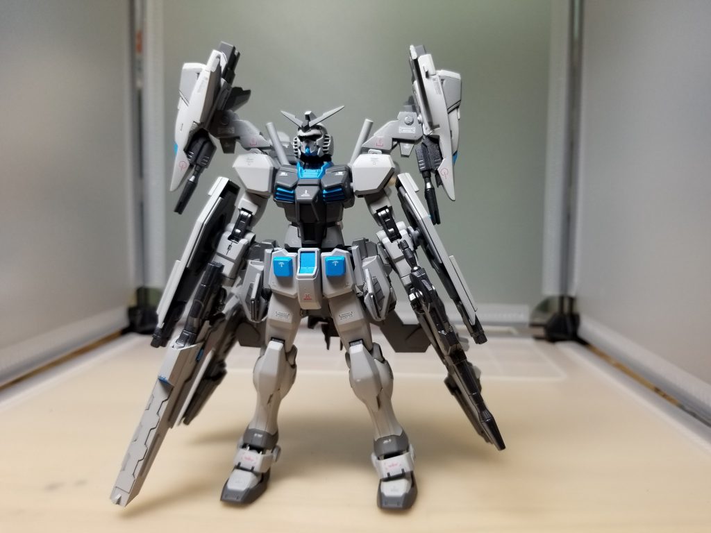 フルアーマー化余剰パーツを組み合わせ両肩、両腕、腰に大型ファンネルを搭載しました。