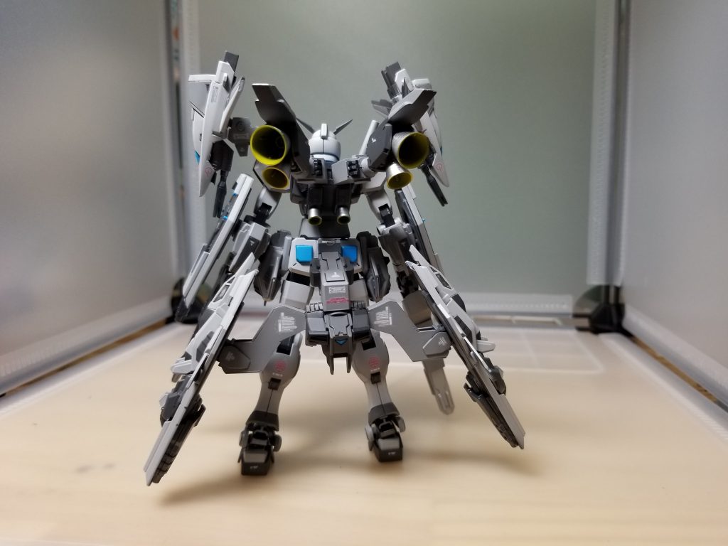 肩ファンネル、腰後ろの接続パーツはプラ板で作成。市販のバーニアノズルを使って大型バーニアを作成。 