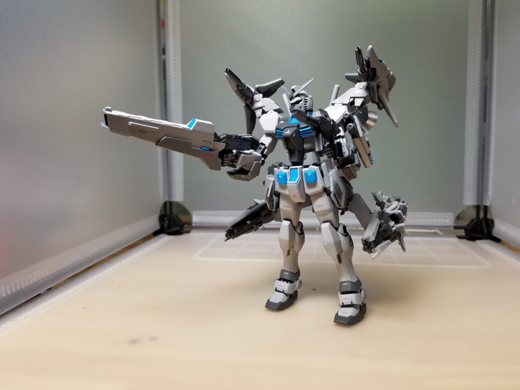 フルバースト！右手の大型ビームライフルは持ち手部分以外はプラ板で自作しました。