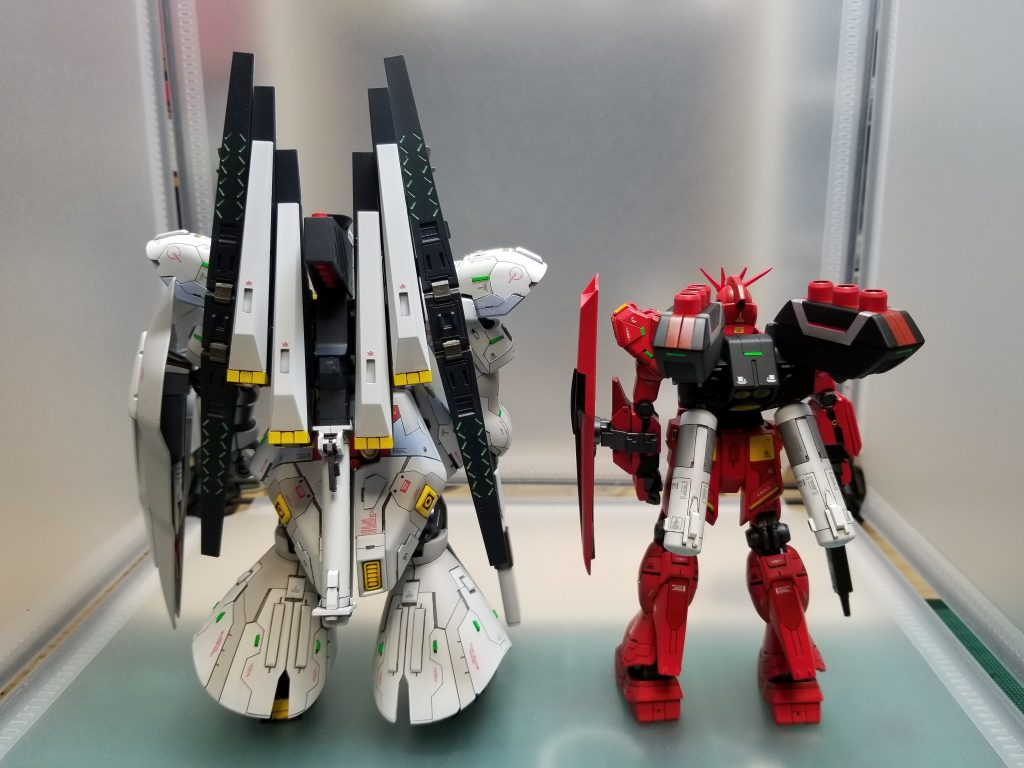 機体のバックパックとファンネルは交換してあります。