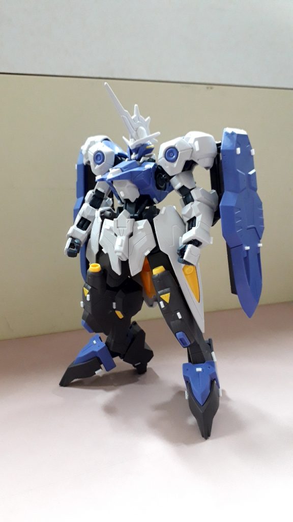 素組後、プラ棒を張り終えた画像になります。まず素組をして、全身のディテールアップをイメージします。必要な箇所に切り取った1mm×1mmのプラ角棒を張り付けていきます。この時のポイントは、全身のバランスを見ながら作業することです。