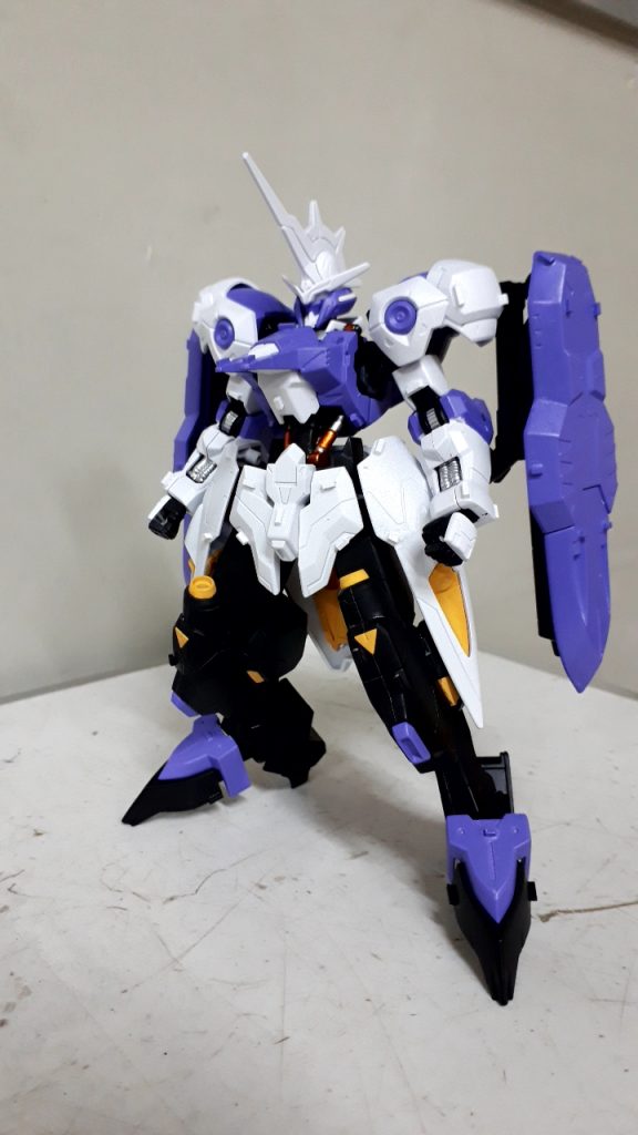 エアブラシ等による基本塗装が終わった画像になります。今回は、主要な場所はアクリジョンを用いて塗装しました。ホワイト部はホワイトパープル部はパープルとホワイトを少量加えたものイエロー部はイエローブラック部は、Mr.フィニッシングサーフェイサーブラックメタリック部は、ガンダムマーカーメタリック各色によるものです。アクリジョンは水性なので、匂いがあまりしない点と、乾燥が早い点がよかったです。しかしながら、希釈はシビアで慣れが必要と感じました。