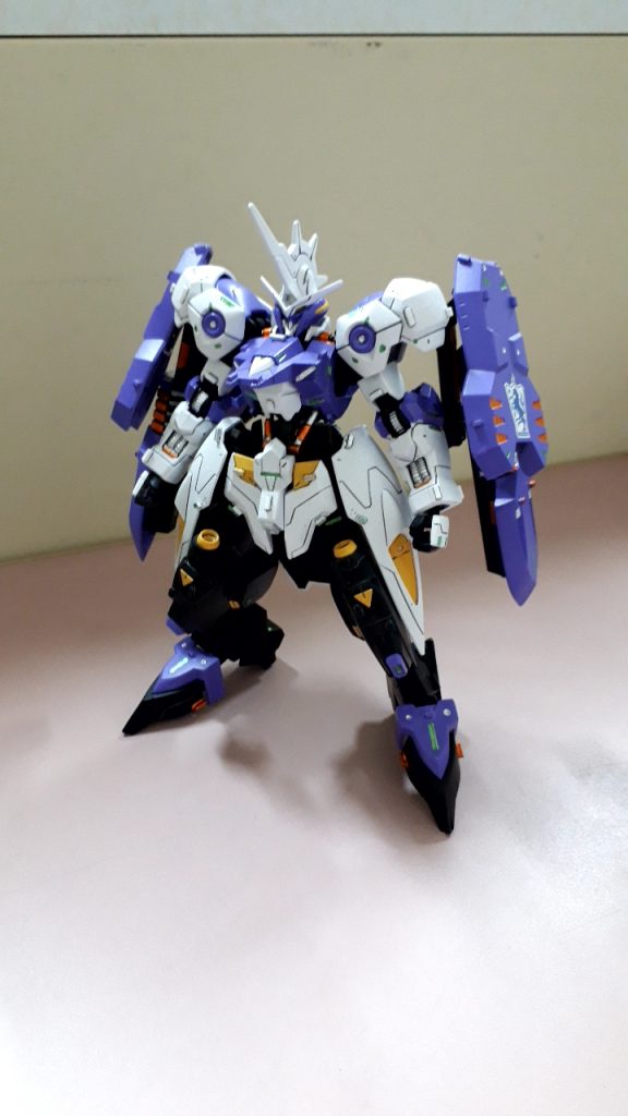 スミ入れと、部分塗装が終わった画像になります。スミ入れは、シャープペンシル0.3mmで部分塗装は、ガンダムマーカーメタリック各色にて行っています。スミ入れをシャープペンシルで行うのは個人的な好みです。