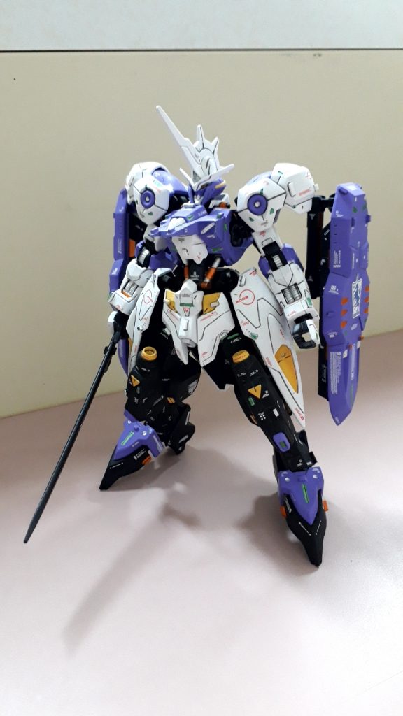 デカールを張り終え、刀を持たせている画像になります。この時点でバランスを見て、追加で改修をしたりします。以上で説明を終わります。作成行程について質問等あればお気軽にどうぞ!