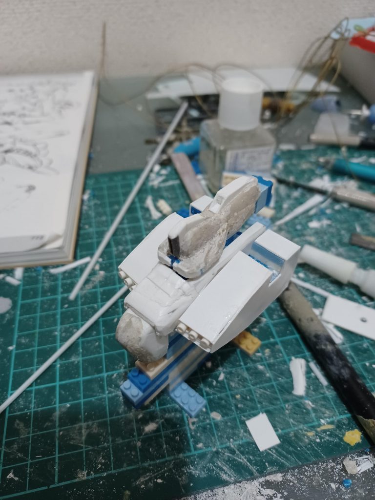 一番最初はダイソーのプチブロックとセリアのプラ板が芯になってます