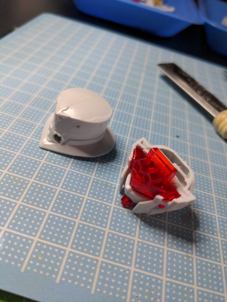 頭部の合わせ目消しの為に分割を変えて、後ハメ出来るようにしました!!