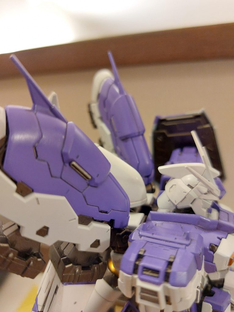 紫は淡いスミレ色に