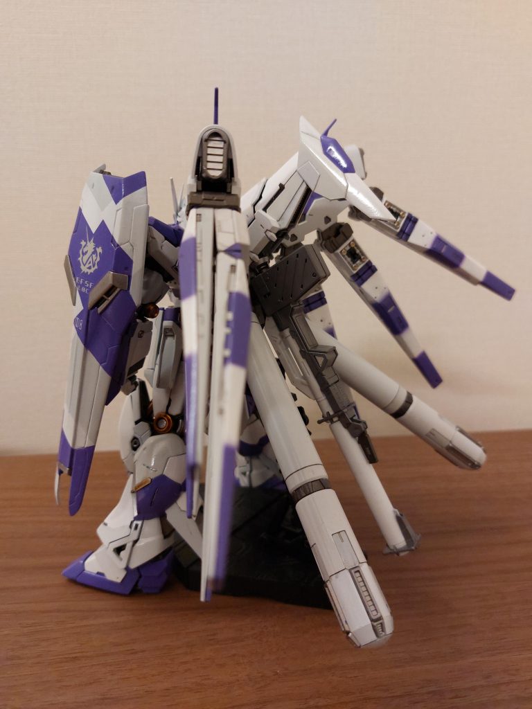 カラーはMG ver.ka準拠スプレーの吹き出し量の調節が難しくファンネル塗装がたいへんだったシールドは少し頑張ってて、下にもあげてるように少々細工をし、スプリッター迷彩風のパターンも白、グレー、パープルの三色で構成