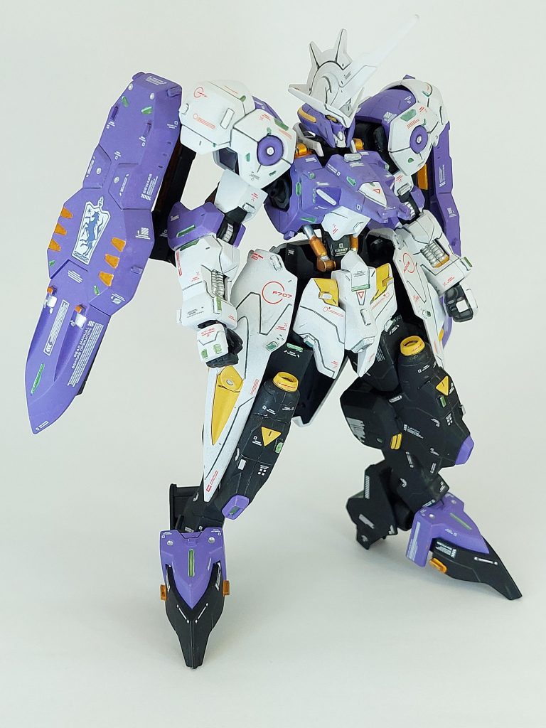 この機体は、素立ちが本当に格好いいです。全身にデカールを施し情報量を増やしました。