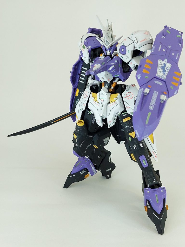 このように背面のシールドを構えることもできます。グリーンのセンサー部とオレンジ部分がアクセントになっています。