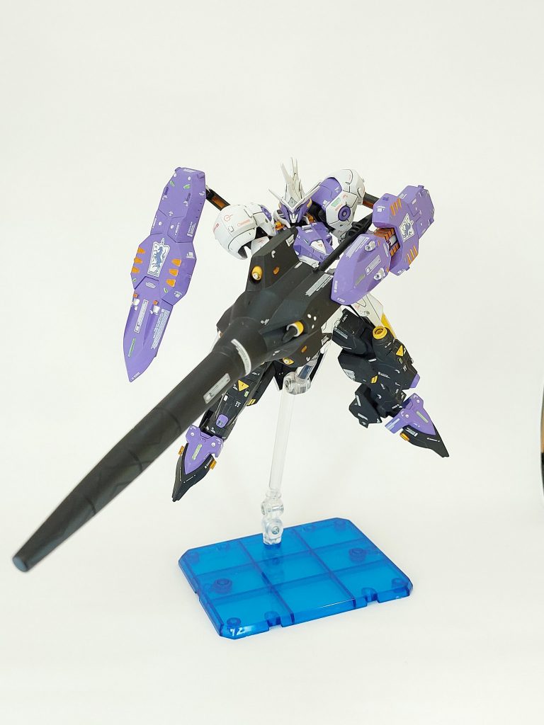 ダインスレイヴ発射シーン。背部シールドの内部の色分けもこだわりました。