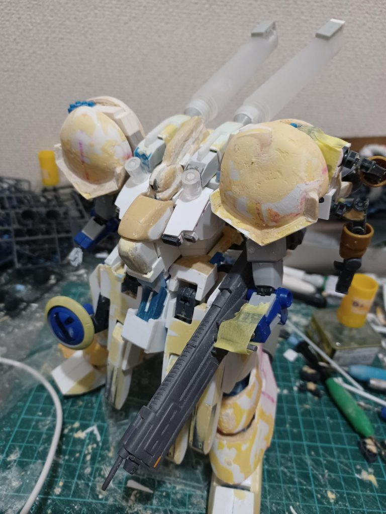 肩と脚はプラ板をヒートプレスで作ってみたんですが形状が気にいらずパテ盛っては削るの繰り返し。碗部だけはゼクアインからの流用。