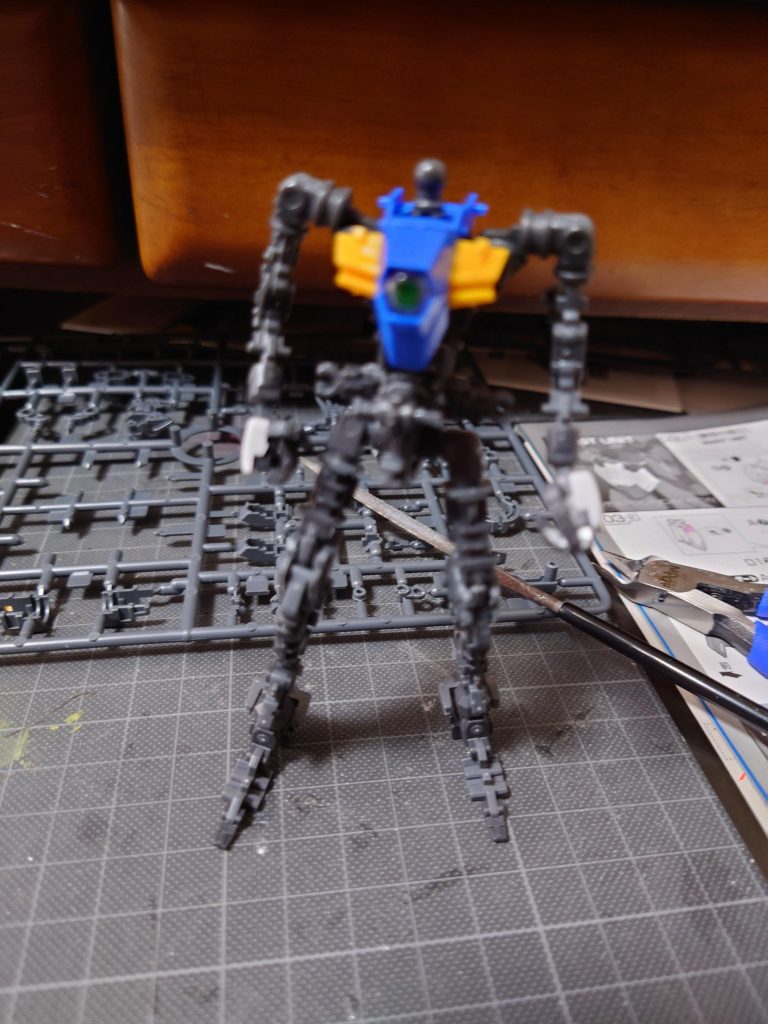 建造途中みたいな感じです。1つ眼で、何だか境界戦機のアメインにいそうですね。