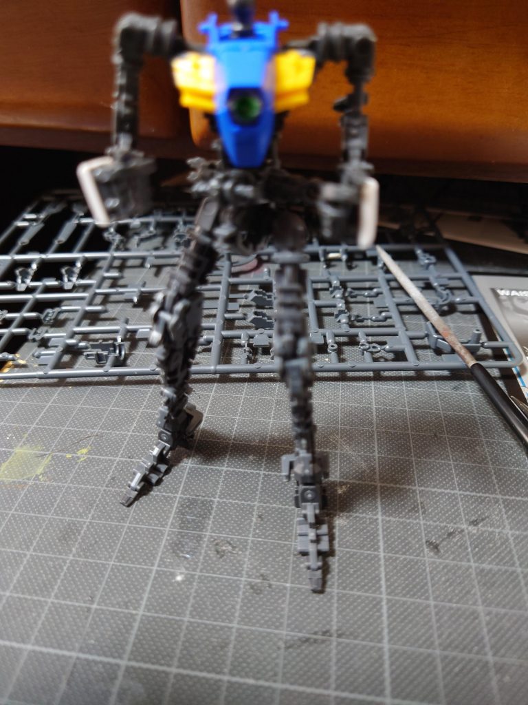 サーチアイとコックピット周りの装甲だけ付けて建造途中の新型MS緊急起動、みたいな感じで写真を撮った気がします。