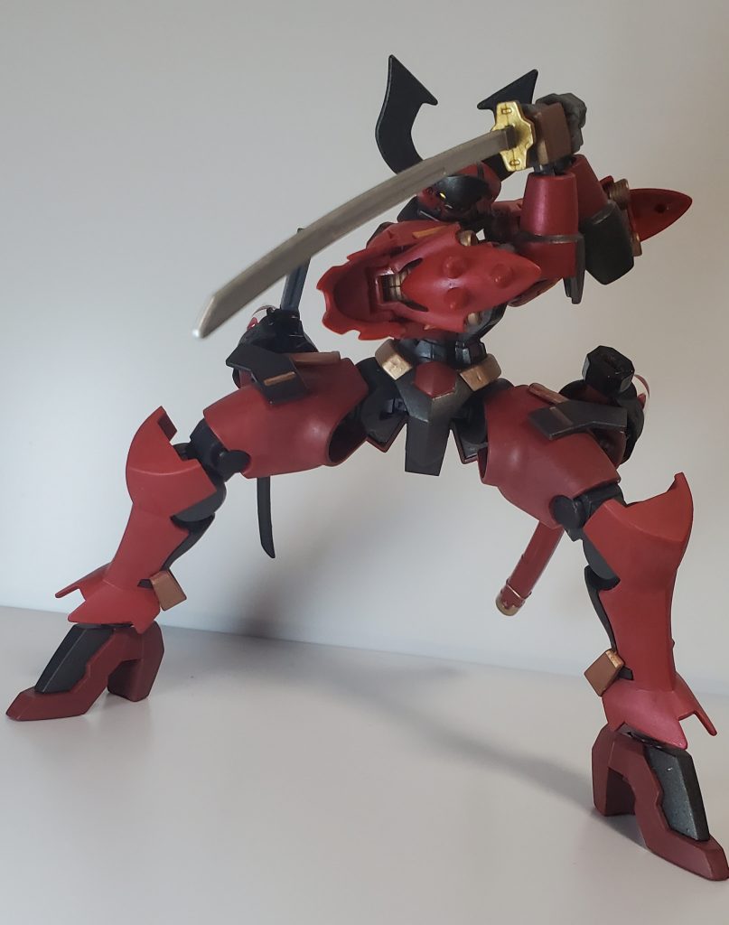 名刀：真打刃そのもので斬り伏せる刀。左脚に帯刀している。鞘にGNドライブが搭載されており、粒子で刃を研ぎ常に最高の斬れ味を保つ。