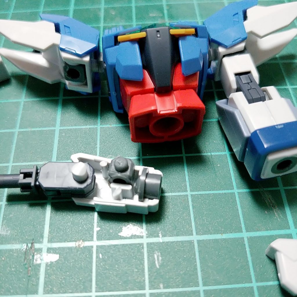 コアガンダムの肩にデュエルガンダムの腕をプラボックスをブチ込んで強引に移植。こうやってパーツがハマったときの脳汁ブシャー感がヤバイ