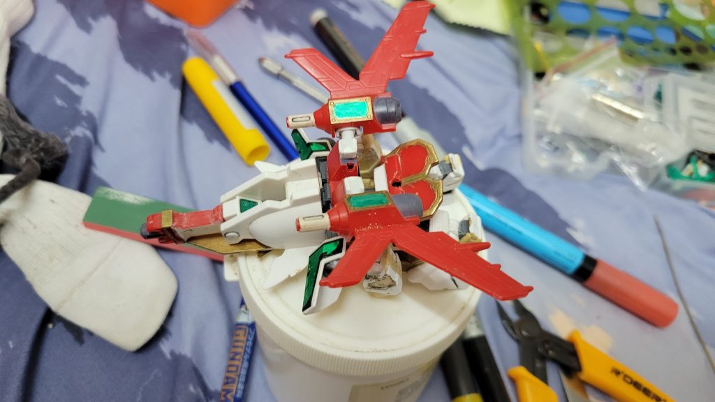 變形結構進行試驗證實改做過關節都可以不需用到分手腳分拆式都可以變形但是對翼就要進行分拆位置先可以進行變形