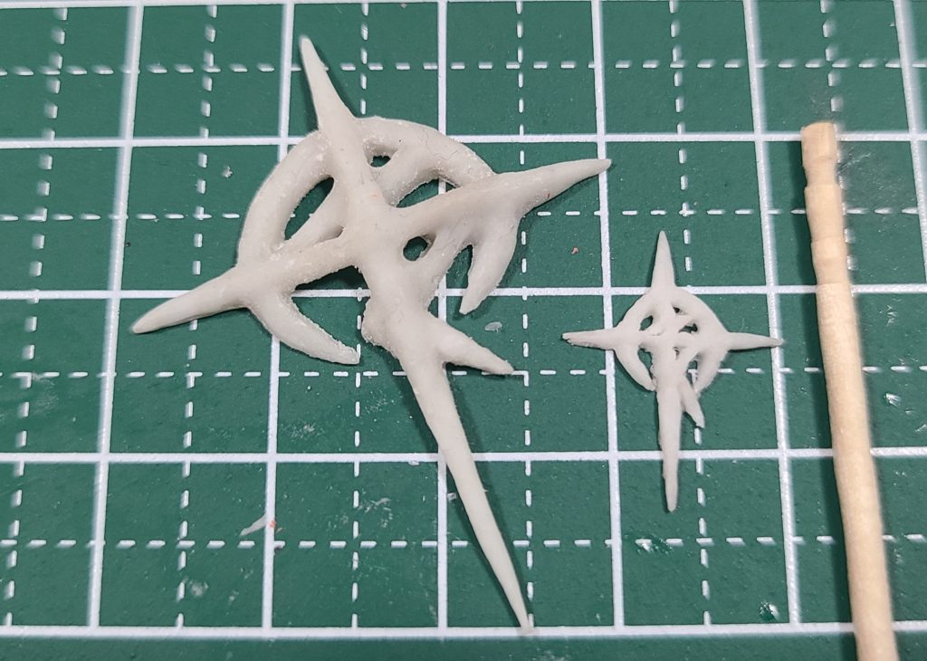 エンブレムは樹脂粘土で作成しました。