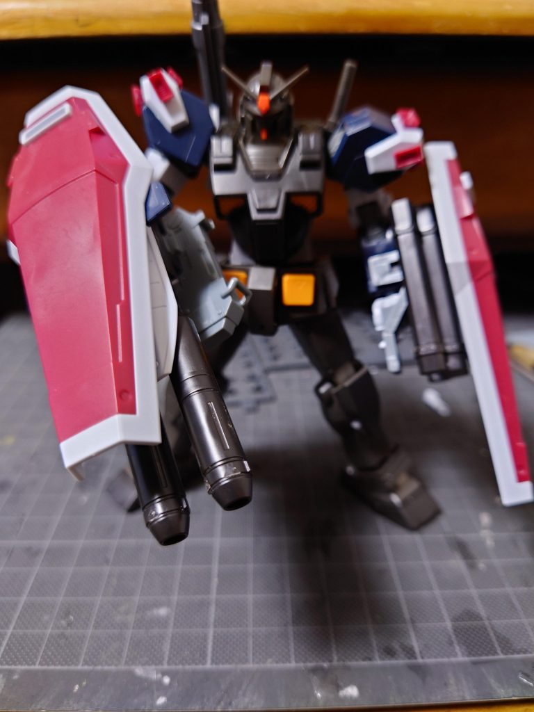 最初はフルアーマーガンダム(サンダーボルト版)とミキシングをしようと考えていました。プラモ狂四郎で主人公京田四郎がハプニングの応急処置的に作成した[フルアーマーガンダムの腕を装着したヘビーガンダム]がモデルです。というかそのまんまです。