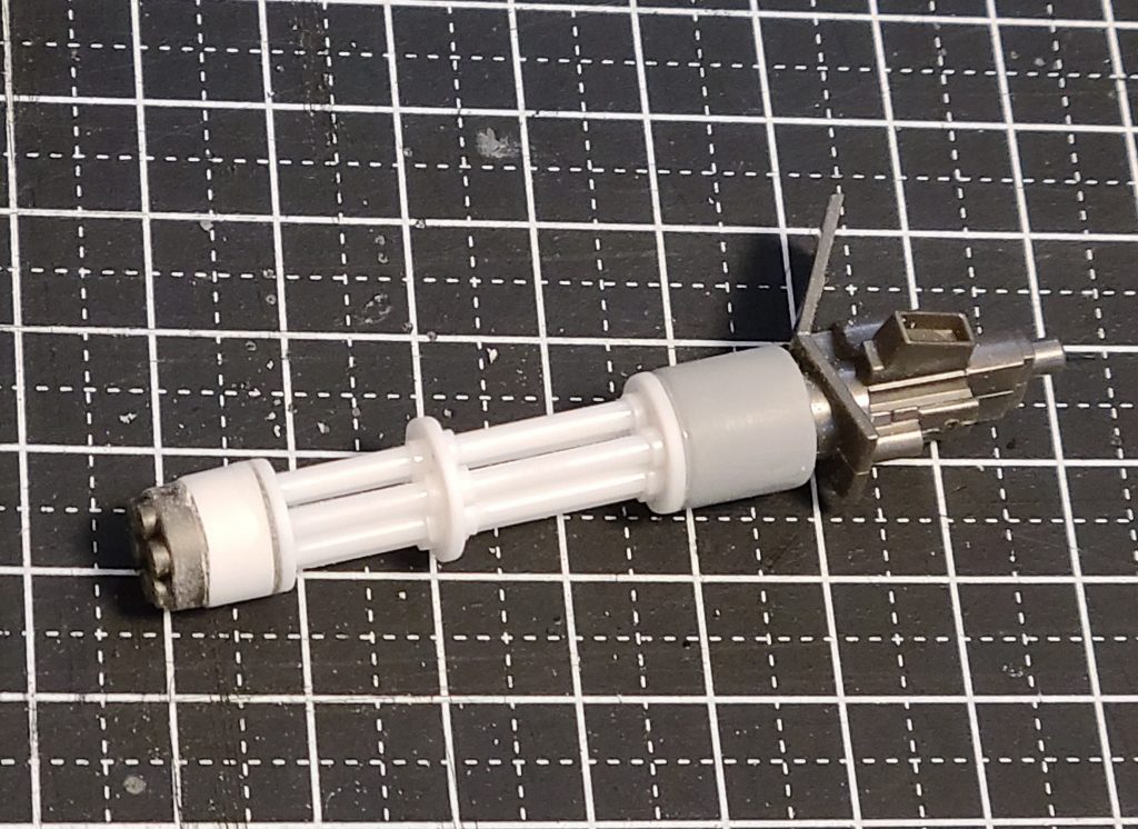 シールドのガトリング砲は砲身部分が独立しておらず、くっついているのでプラ棒などで作り直しました。左腕の3連装ガトリング砲も同じく作り直しています。